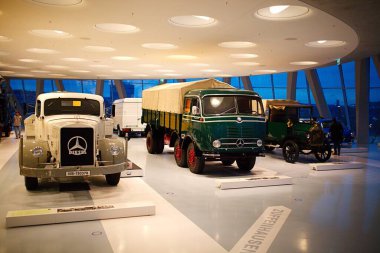 STUTTGART, GERMANY - 23, 2024 - Stuttgart 'taki Mercedes-Benz müzesinde markayla ilişkili tarihi Mercedes arabaları sergilenmektedir. Stuttgart 'taki Mercedes Benz Müzesi' nin içinde..