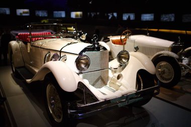 STUTTGART, GERMANY - 23, 2024 - Stuttgart 'taki Mercedes-Benz müzesinde markayla ilişkili tarihi Mercedes arabaları sergilenmektedir. Stuttgart 'taki Mercedes Benz Müzesi' nin içinde..