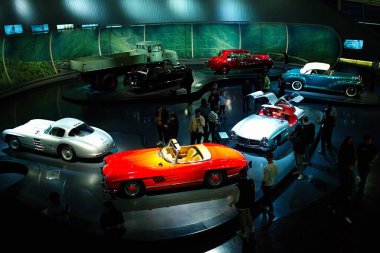 STUTTGART, GERMANY - 23, 2024 - Stuttgart 'taki Mercedes-Benz müzesinde markayla ilişkili tarihi Mercedes arabaları sergilenmektedir. Stuttgart 'taki Mercedes Benz Müzesi' nin içinde..