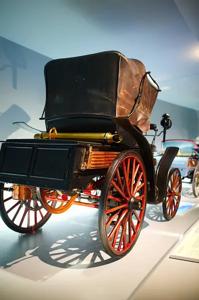 STUTTGART, GERMANY - 23, 2024 - Mercedes Benz arabalı galeri Stuttgart, Almanya 'daki Mercedes Benz Müzesi