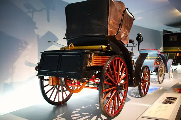 STUTTGART, GERMANY - 23, 2024 - Mercedes Benz arabalı galeri Stuttgart, Almanya 'daki Mercedes Benz Müzesi