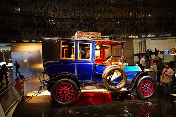 STUTTGART, GERMANY - 23, 2024 Mercedes-Benz Müzesi, Stuttgart, Almanya