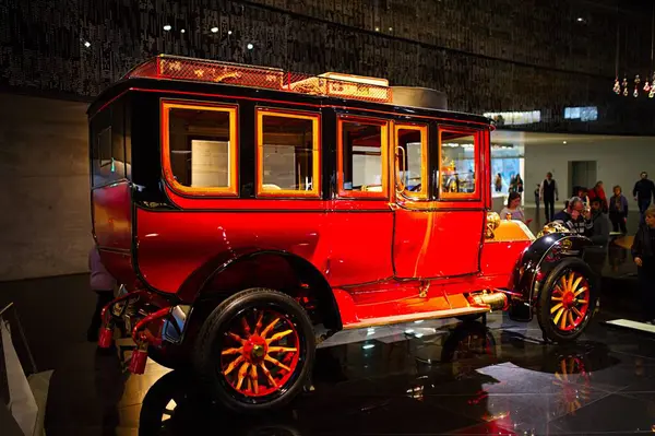 STUTTGART, GERMANY - 23, 2024 Mercedes-Benz Müzesi, Stuttgart, Almanya