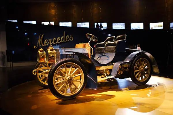 STUTTGART, GERMANY - 23, 2024 Mercedes-Benz Müzesi, Stuttgart, Almanya