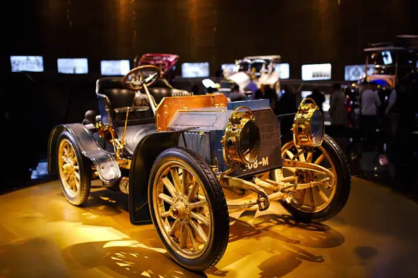 STUTTGART, GERMANY - 23, 2024 - Mercedes Benz arabalı galeri Stuttgart, Almanya 'daki Mercedes Benz Müzesi