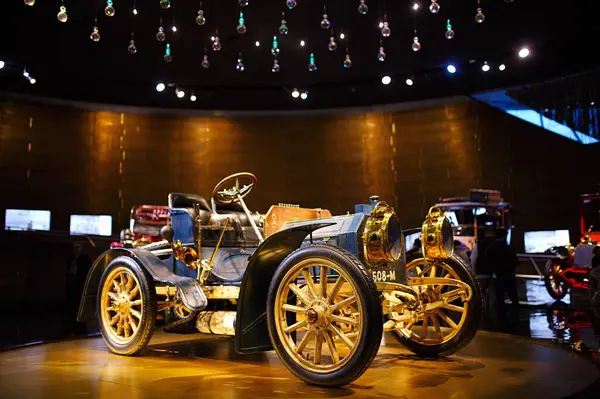 STUTTGART, GERMANY - 23, 2024 - Mercedes Benz arabalı galeri Stuttgart, Almanya 'daki Mercedes Benz Müzesi