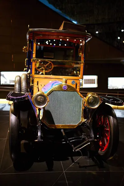 STUTTGART, GERMANY - 23, 2024 - Mercedes Benz arabalı galeri Stuttgart, Almanya 'daki Mercedes Benz Müzesi