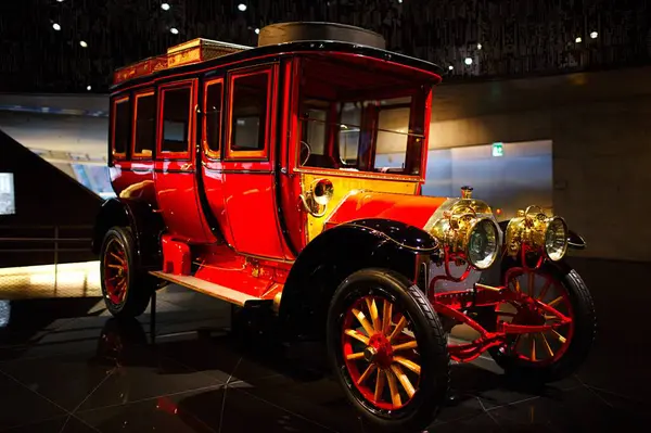 STUTTGART, GERMANY - 23, 2024 - Mercedes Benz arabalı galeri Stuttgart, Almanya 'daki Mercedes Benz Müzesi