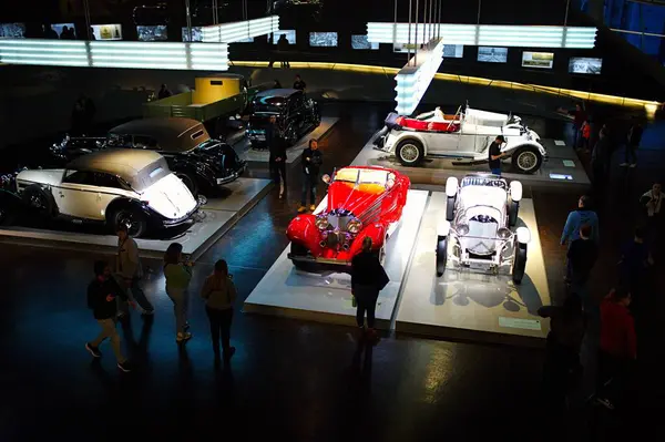 STUTTGART, GERMANY - 23, 2024 - Mercedes Benz arabalı galeri Stuttgart, Almanya 'daki Mercedes Benz Müzesi