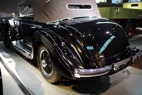 STUTTGART, GERMANY - 23, 2024 - Stuttgart 'taki Mercedes-Benz müzesinde markayla ilişkili tarihi Mercedes arabaları sergilenmektedir. Stuttgart 'taki Mercedes Benz Müzesi' nin içinde..