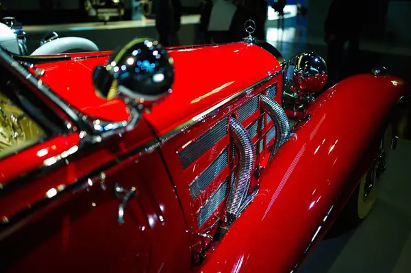 STUTTGART, GERMANY - 23, 2024 - Stuttgart 'taki Mercedes-Benz müzesinde markayla ilişkili tarihi Mercedes arabaları sergilenmektedir. Stuttgart 'taki Mercedes Benz Müzesi' nin içinde..