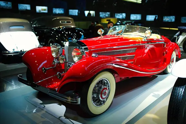 STUTTGART, GERMANY - 23, 2024 - Stuttgart 'taki Mercedes-Benz müzesinde markayla ilişkili tarihi Mercedes arabaları sergilenmektedir. Stuttgart 'taki Mercedes Benz Müzesi' nin içinde..