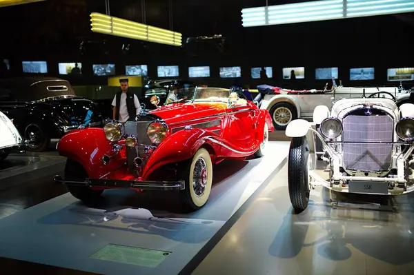 STUTTGART, GERMANY - 23, 2024 - Stuttgart 'taki Mercedes-Benz müzesinde markayla ilişkili tarihi Mercedes arabaları sergilenmektedir. Stuttgart 'taki Mercedes Benz Müzesi' nin içinde..