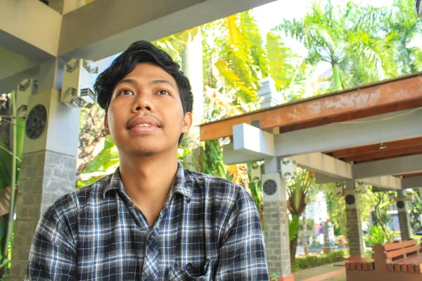 Seorang Pemuda Asia Yang Bahagia Mengenakan Motif Persegi Baju Flanel — Stok Foto