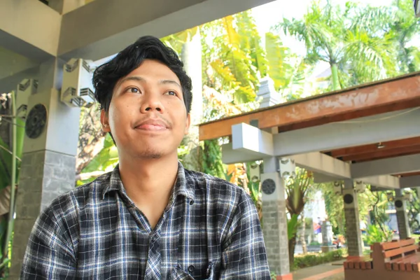 Ein Fröhlicher Junger Mann Asiatisch Mit Quadratischem Motiv Flanellhemd Lächelt — Stockfoto