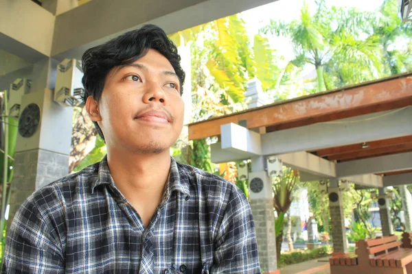 Jovem Ásia Homem Vestindo Flanel Camisa Sincero Olhar Feliz Sentado — Fotografia de Stock