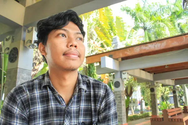 Mladý Asijský Muž Sobě Flanelová Košile Upřímný Vzhled Šťastný Sedí — Stock fotografie