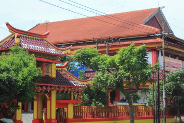 Çin feneri ve bambu bitkisi ile süslenmiş kırmızı ve sarı tapınak veya vihara Çince 