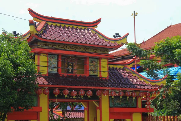 Templo Rojo Amarillo Vihara Decorado Con Linterna China Planta Bambú —  Fotos de Stock
