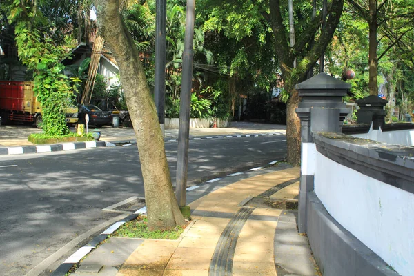 Paseo Lateral Vacío Para Peatonal Calle Vacía Con Árboles Verdes — Foto de Stock