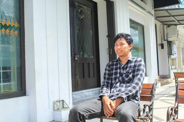 Mavi Flanel Gömlek Giyen Mutsuz Genç Asyalı Bir Adam Başka — Stok fotoğraf