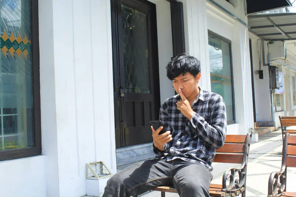 Jeune Asiatique Homme Montrer Silence Geste Lorsque Vidéo Appel Parler — Photo