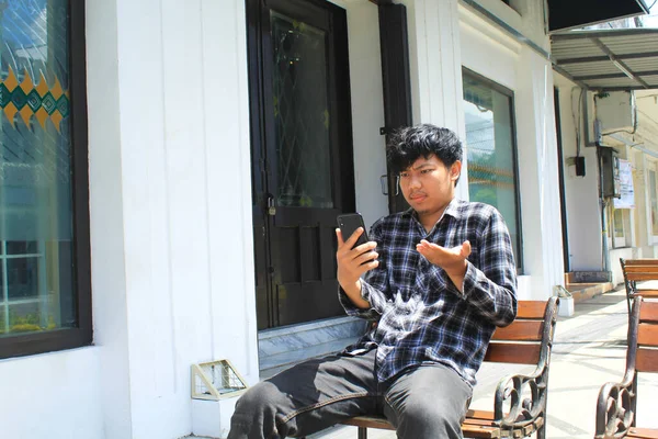 Ung Asiatisk Man Skakar Sig Jag Vet Inte Hur Man — Stockfoto