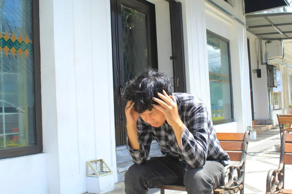 Jeune Homme Asiatique Déprimé Est Assis Sur Banc Tenir Tête — Photo