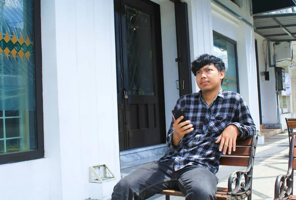 Jeune Homme Asiatique Malheureux Portant Des Chemises Flanelle Bleue Regarde — Photo