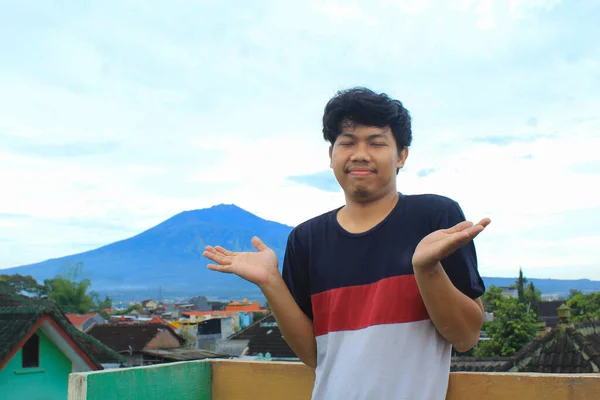 Mutlu Asyalı Genç Adam Endonezya Seyahat Ederken Arjuno Dağı Manzarasına — Stok fotoğraf