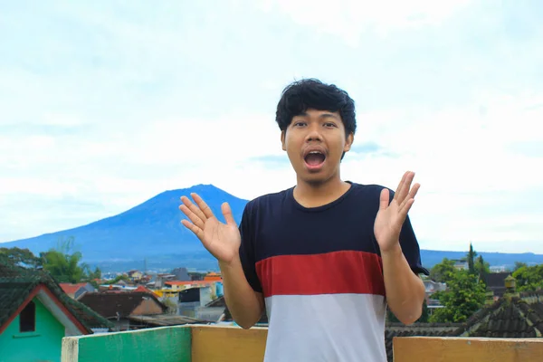 Mutlu Heyecanlı Asyalı Genç Adam Endonezya Tatil Gezisinde Arjuno Dağı — Stok fotoğraf