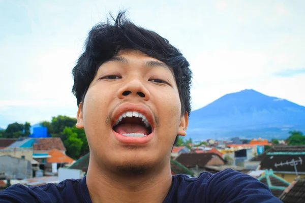 Vzrušený Mladý Asijský Muž Batohem Selfie Fotky Arjuna Montáž Pozadí — Stock fotografie