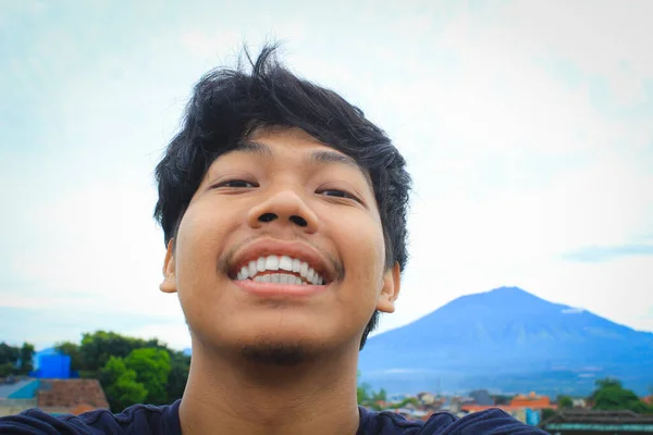 Upphetsad Ung Asiatisk Man Backpacker Tar Selfie Bilder Med Arjuna — Stockfoto