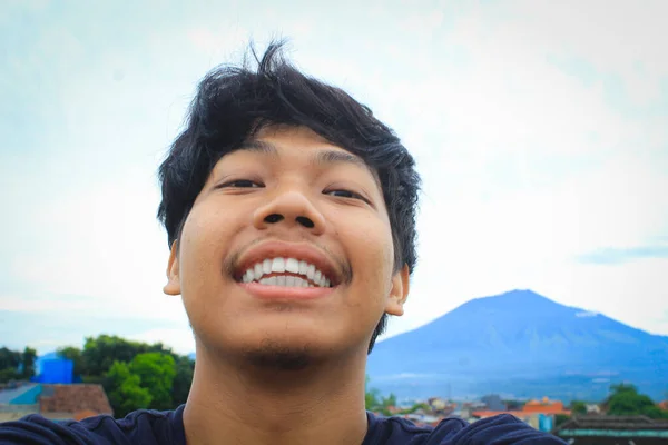 Backpacker Pemuda Asia Yang Bersemangat Mengambil Foto Selfie Dengan Latar — Stok Foto