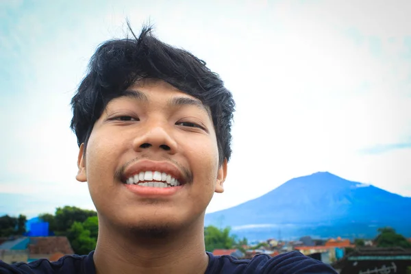 Ein Aufgeregter Junger Asiatischer Backpacker Macht Selfie Fotos Mit Arjuna — Stockfoto