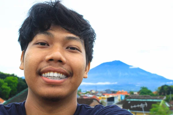 Vzrušený Mladý Asijský Muž Batohem Selfie Fotky Arjuna Montáž Pozadí — Stock fotografie
