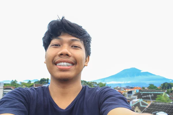 Podekscytowany Młody Azjatycki Mężczyzna Backpacker Jest Biorąc Selfie Zdjęcia Góry — Zdjęcie stockowe