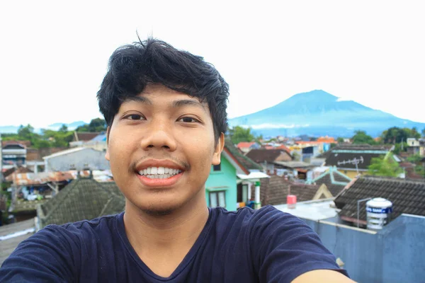 Animado Jovem Asiático Homem Mochileiro Está Tomando Selfie Fotos Com — Fotografia de Stock
