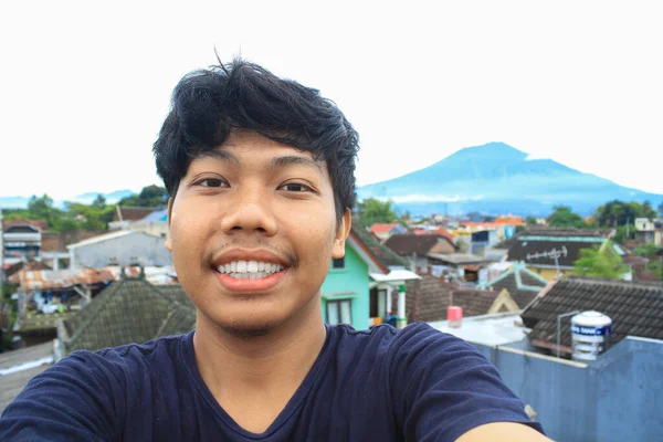 Animado Jovem Asiático Homem Mochileiro Está Tomando Selfie Fotos Com — Fotografia de Stock