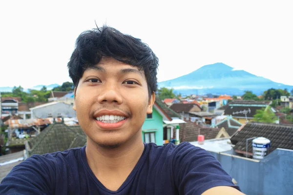 Jeune Homme Asiatique Excité Routard Prend Des Photos Selfie Avec — Photo