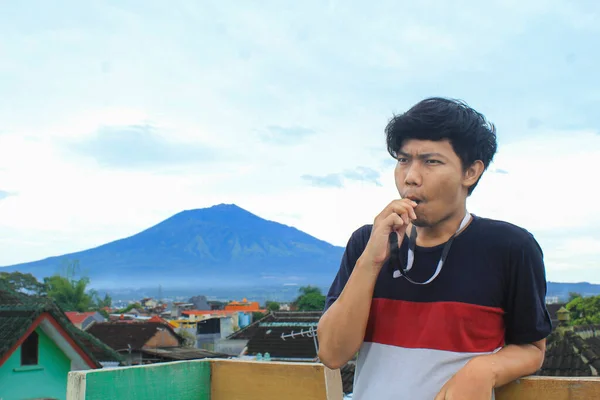 Relaxing Young Man Asian Vaping Roof Top Mountain Natural Background — Stok Foto