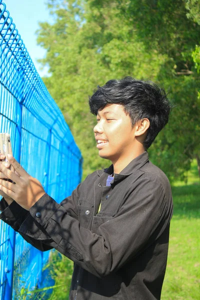 Anak Muda Asia Tersenyum Dan Mengambil Foto Selfie Saat Liburan — Stok Foto