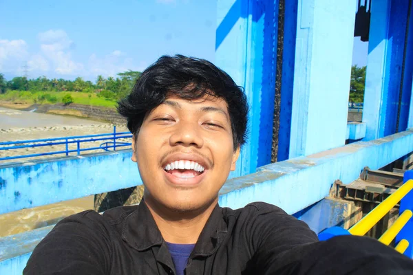 Sonriente Joven Asiático Hombre Usar Negro Chaqueta Está Tomando Selfie —  Fotos de Stock