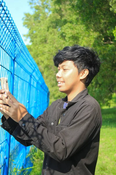 Asyalı Genç Adam Gülümsüyor Tatilde Selfie Çekiyor Siyah Ceketli Genç — Stok fotoğraf