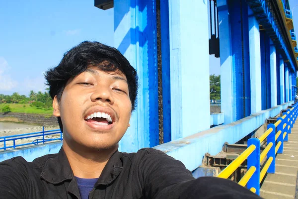 Lächelnder Junger Asiatischer Mann Schwarzer Jacke Macht Selfie Foto Wassertor — Stockfoto