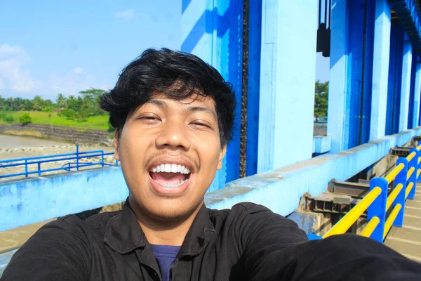 Sonriente Joven Asiático Hombre Usar Negro Chaqueta Está Tomando Selfie — Foto de Stock