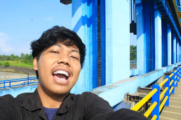 Sonriente Joven Asiático Hombre Usar Negro Chaqueta Está Tomando Selfie —  Fotos de Stock
