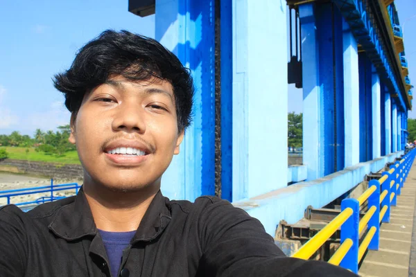 Sonriente Joven Asiático Hombre Usar Negro Chaqueta Está Tomando Selfie — Foto de Stock