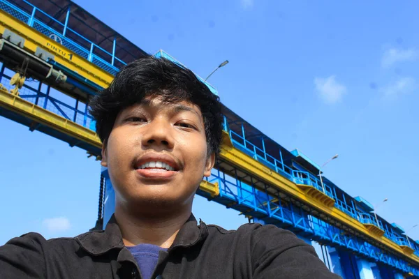 Leende Ung Asiatisk Man Bär Svart Jacka Tar Selfie Foto — Stockfoto