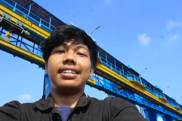 Glimlachende Jonge Aziatische Man Dragen Zwarte Jas Het Nemen Van — Stockfoto